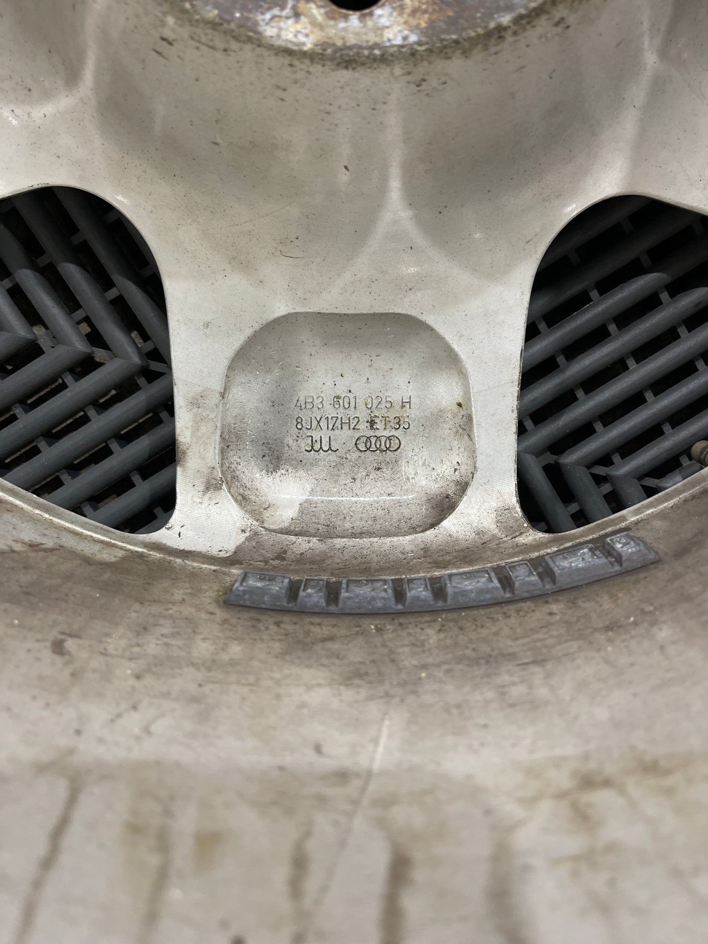 Original Alufelge Audi A6 S6 4B V8 4B3601025P 8x17 ET35 Felge