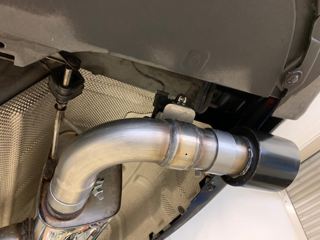 BMW F30/31 - 330i xDrive Endschalldämpfer quer Ausgang rechts/links - 1x100 Typ 25 rechts/links Schwarz emalliert - mit Abgasklappe im linken Endrohr