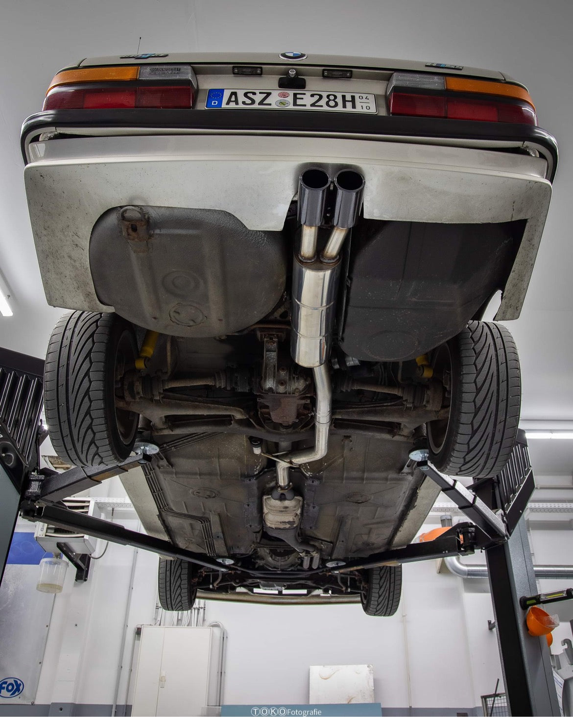 FOX BMW E28 525e mit Katalysator Endschalldämpfer ab Kat - 2x88x74 Typ 32 schwarz