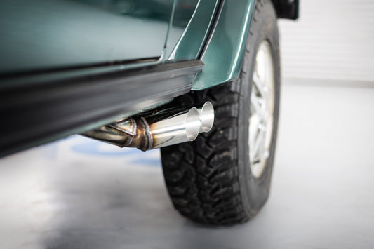 FOX Mercedes G-Klasse 463 - 300 GD Komplettanlage bestehend aus Krümmerrohr, Vorschalldämpfer und Endschalldämpfer inklusive Montagematerial - Endrohre 2x63mm Typ 14 - Für Modelle mit kurzen Radstand und ohne Trittbrett.