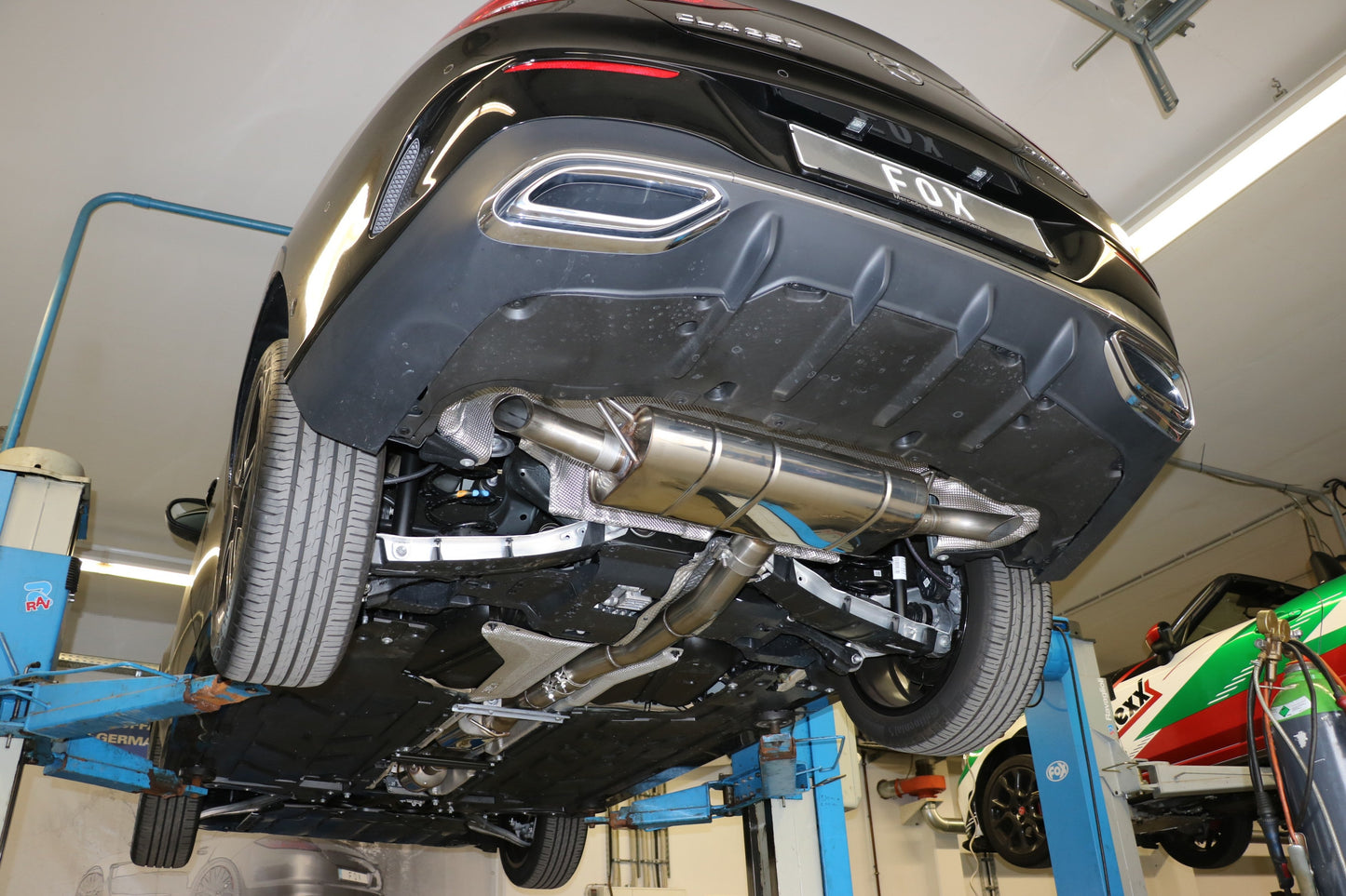 Mercedes CLA 250 4matic - 118 Endschalldämpfer quer Ausgang rechts/links - Ausgang der Endrohre hinter der Stoßstange