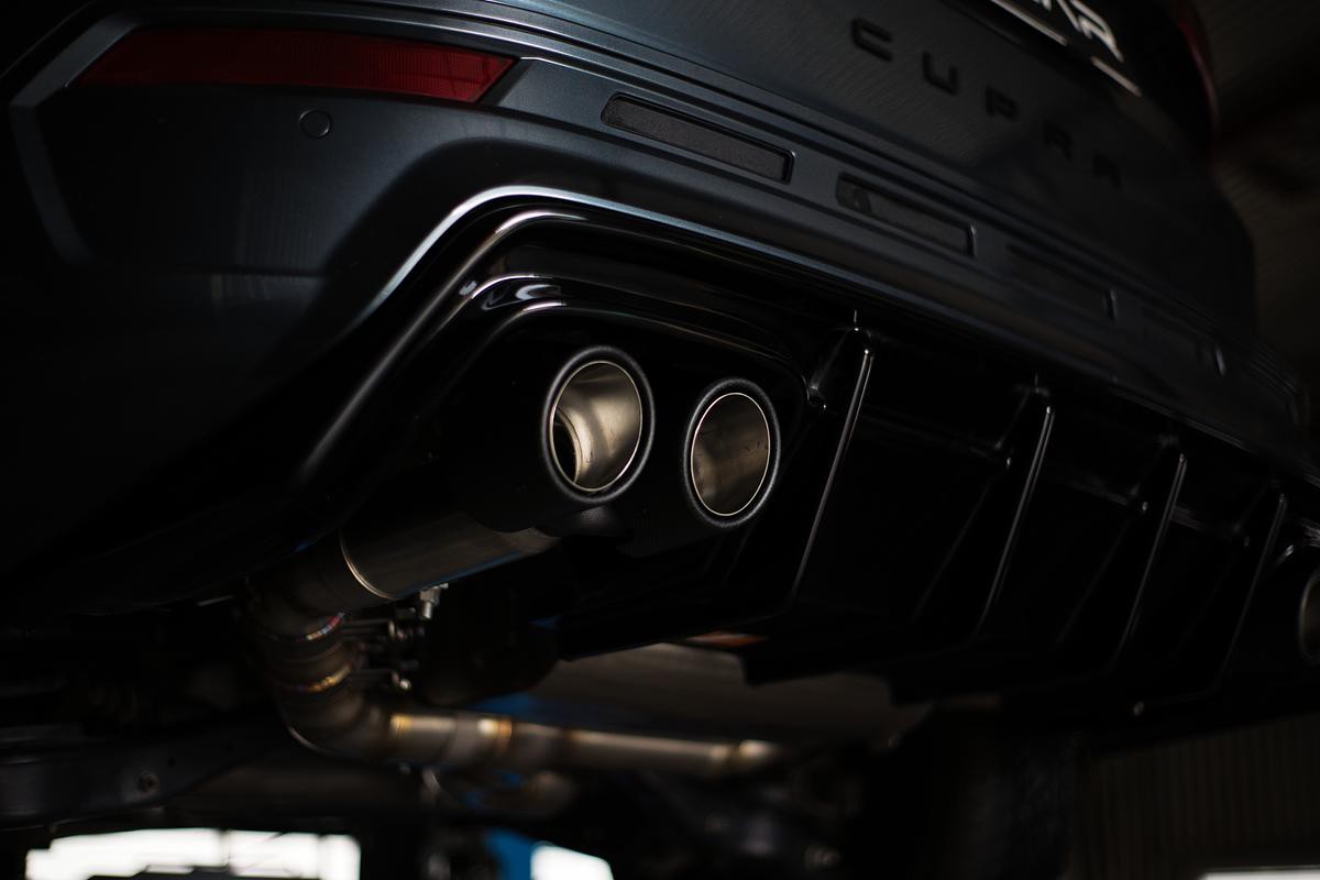 Grail Auspuffanlage Cupra Ateca 3.5-Zoll 4-flutig Carbon Endrohre an Serie Montage bei Grail