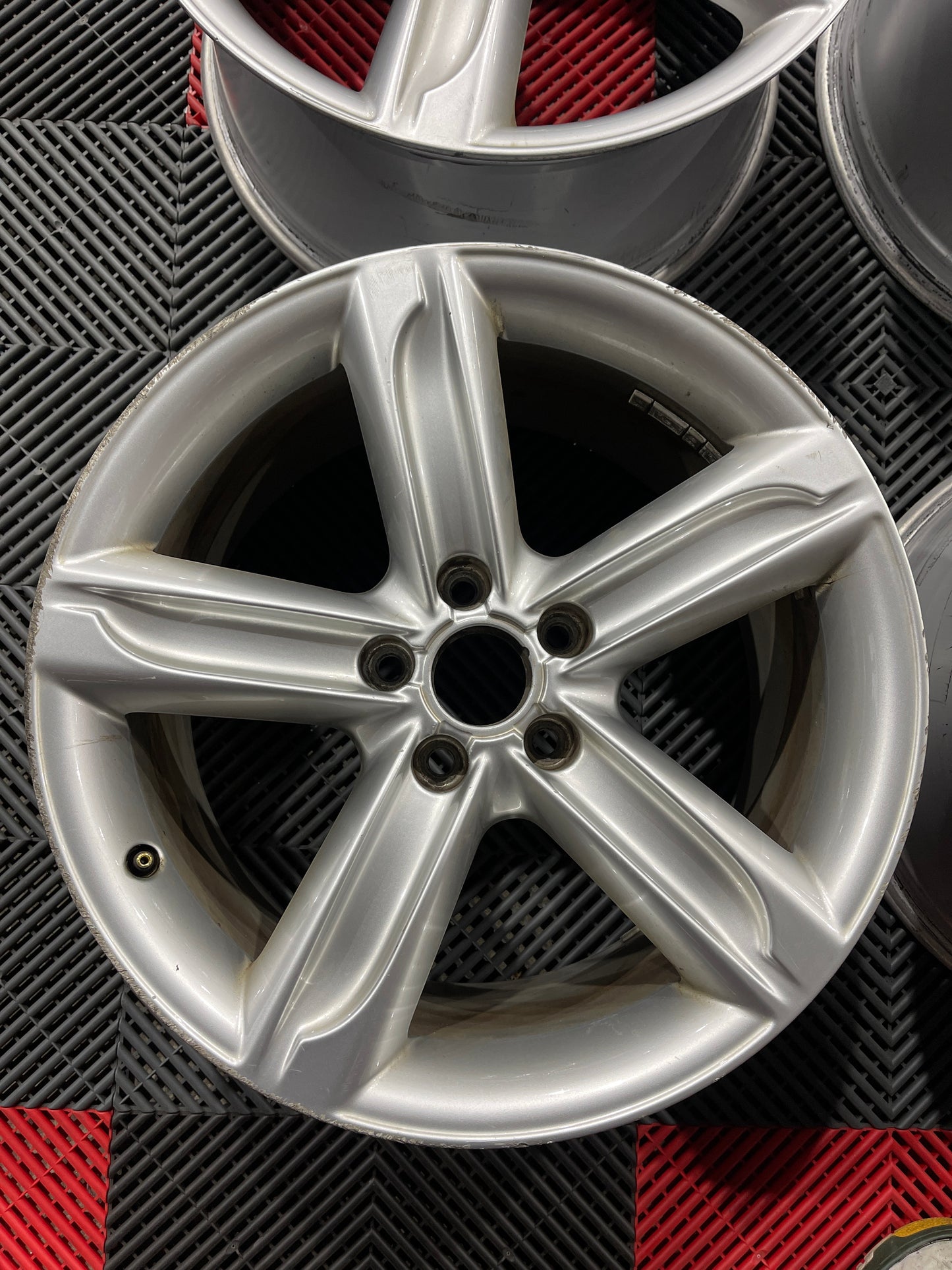 Original Alufelgen Audi TT 8J 8J0601025AT 9x18 ET52 5x112 Satz