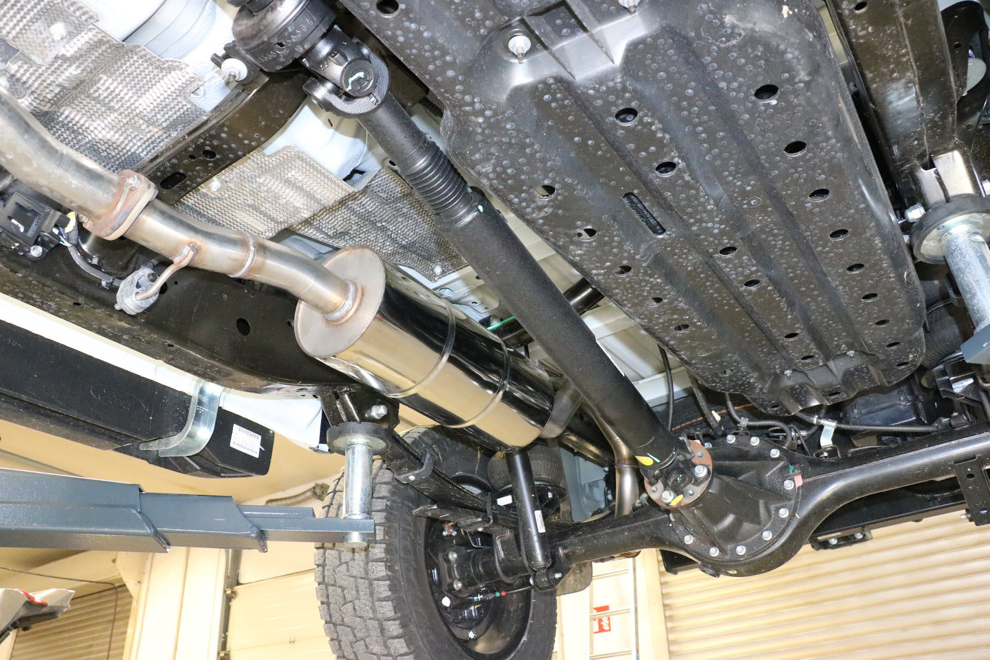 FOX Ford Ranger 4x4 - Doppelkabine + Wildtrak Endschalldämpfer Sidepipe, Ausgang an der rechten Fahrzeugseite hinter dem Hinterrad  - 2x115x85 Typ 38