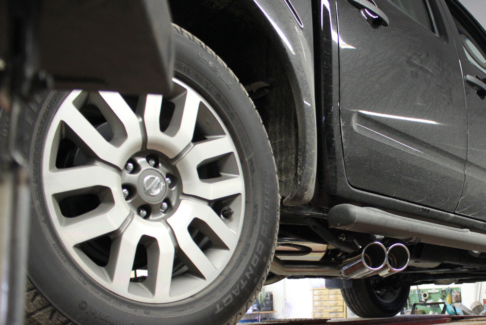 Nissan Navara D40 - 2,5l dCi Endschalldämpfer Sidepipe, Ausgang rechts und links am Fahrzeug - 2x90 Typ 16 rechts/links